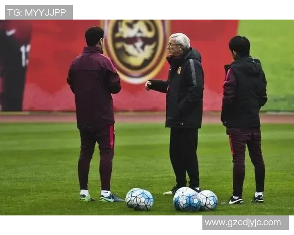 足球明星与成龙相遇瞬间的真实反应与精彩互动揭秘