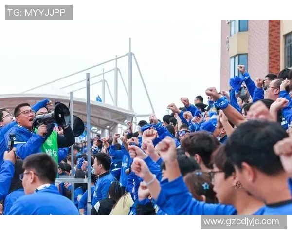 足球明星亲临现场签名活动热潮引发球迷狂欢与期待 足球明星亲临现场签名活动热潮引发球迷狂欢与期待