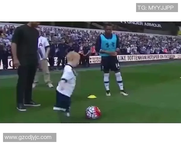 退役足球明星在晨曦中跑步的动人瞬间展现运动魅力与坚持精神 退役足球明星在晨曦中跑步的动人瞬间展现运动魅力与坚持精神